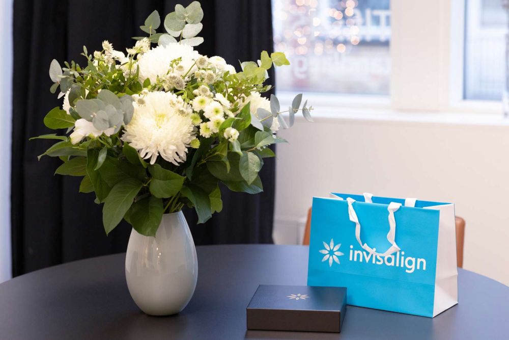 Invisalign er en både fleksibel og diskret løsning til skæve tænder 