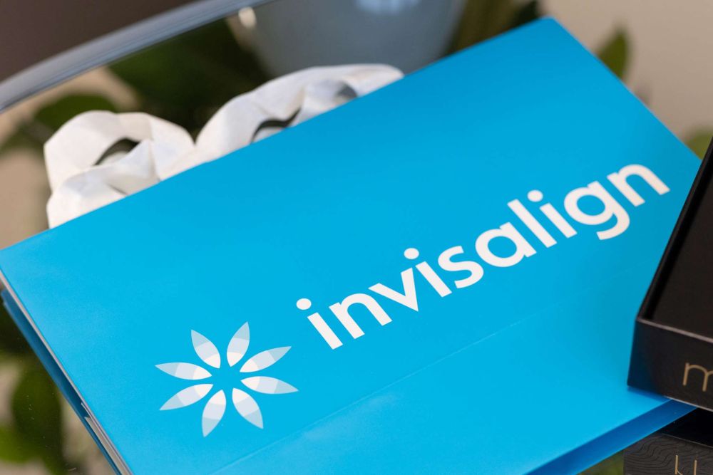 Den diskrete Invisalign-skinne er en god og populær løsning til regulering af tandstillingsfejl